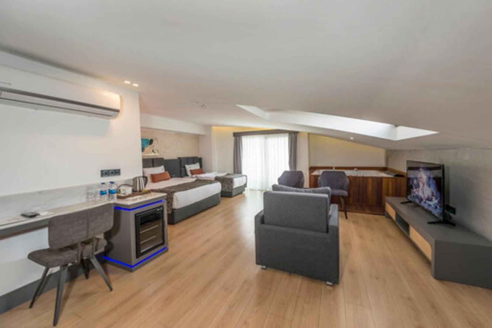 Suite with Spa Bath,1743242517:JPEG